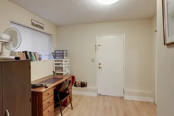 Suite Foyer/Den - 2730 Eastern Avenue, North Vancouver  