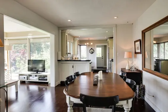 125 Carisbrooke Crescent, North Vancouver For Sale - image 10