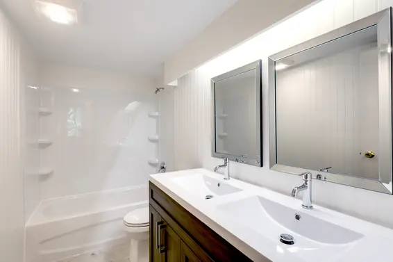 Bathroom - 309-2004 Fullerton Avenue  