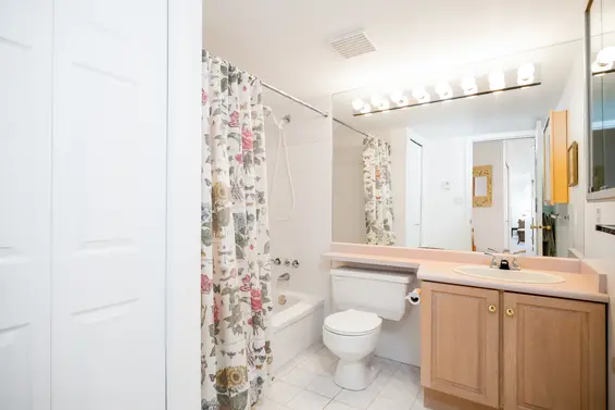 Second bathroom - 201 3383 Capilano Crescent, North Vancouver  