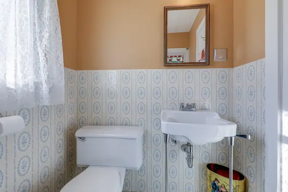 352 E 24th Street, North Vancouver - bathroom up  