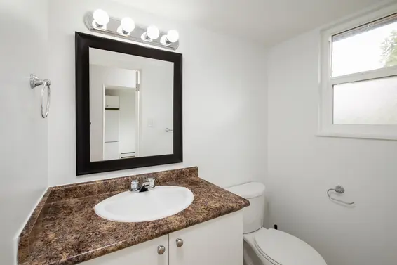 801-555 W 28th Street, North Vancouver - main floor bathroom  