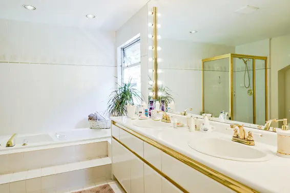Master Ensuite - 4008 Deane Place, North Vancouver  