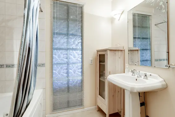 Bathroom - 111-1910 Chesterfield Avenue, North Vancouver  