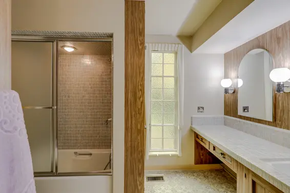 Bathroom - 866 East 10th Street, North Vancouver  