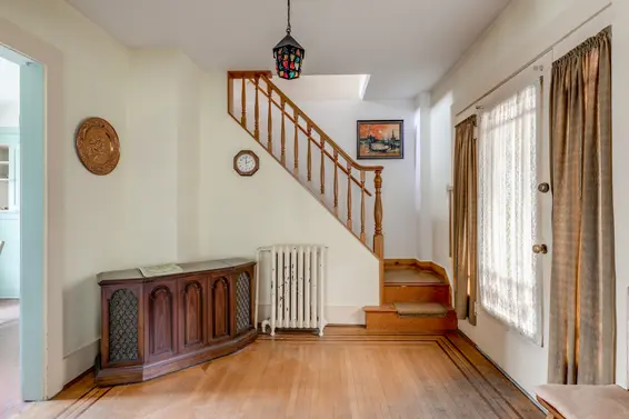352 East 24th Street, North Vancouver - stiarcase  