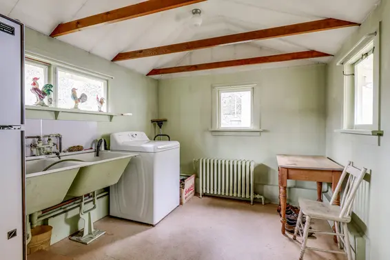 352 E 24th Street, North Vancouver - mud room/laundry room  