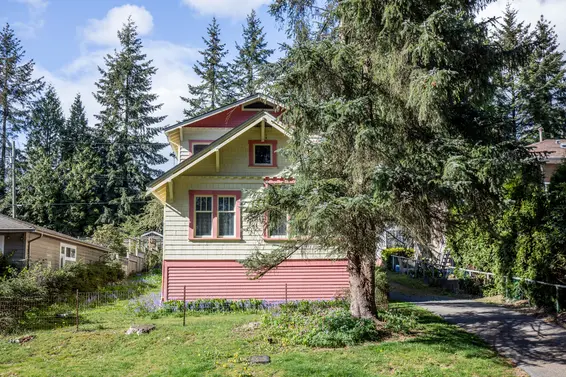352 East 24th Street, North Vancouver - front yard 2  