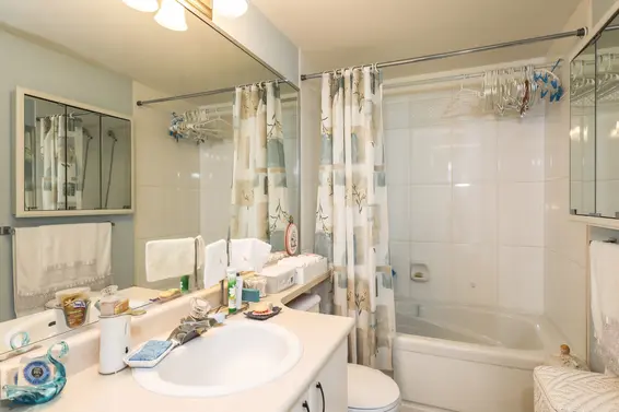 Master Ensuite - 209-175 East 10th Street  