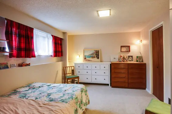 198 Carisbrooke Crescent, North Vancouver For Sale - image 16
