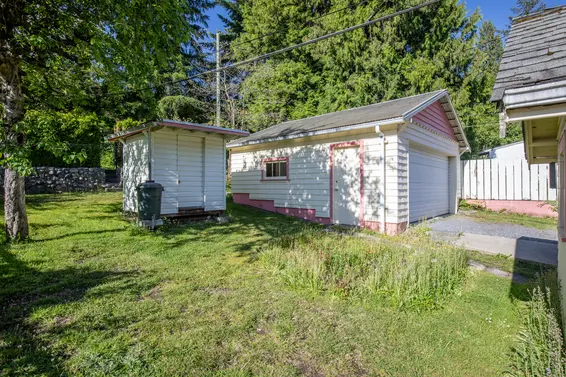 352 E 24th Street, North Vancouver - yard 2  