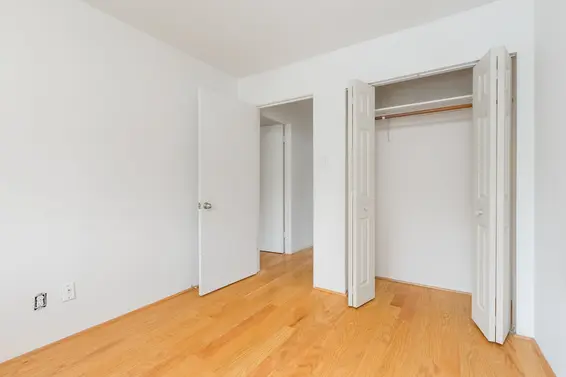 801-555 W 28th Street, North Vancouver - Bedroom 4 closet  