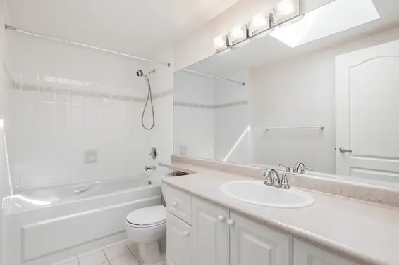 Master ensuite - 401 2059 Chesterfield Avenue, North Vancouver  