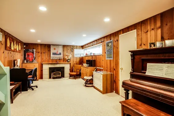 198 Carisbrooke Crescent, North Vancouver For Sale - image 14