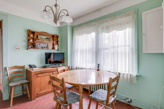 352 E 24th Street, North Vancouver - eating area  
