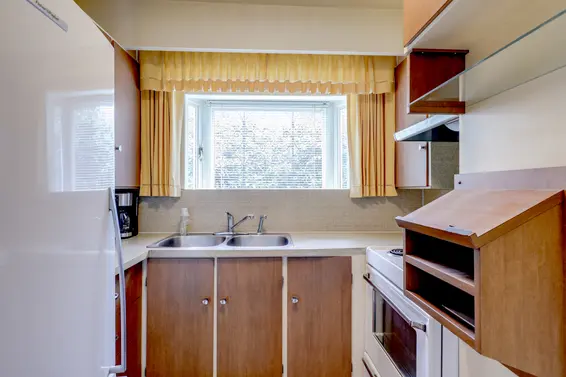 Kitchen - 866 East 10th Street, North Vancouver  