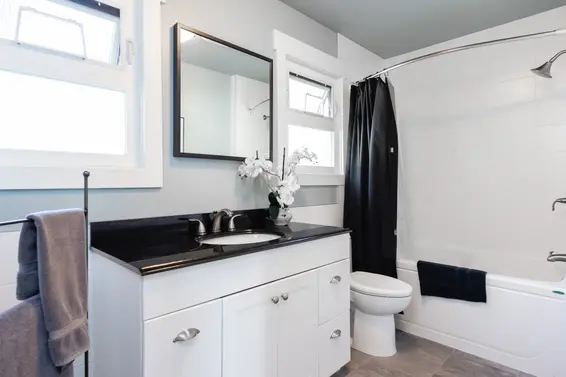 Bathroom - 1050 Lillooet Road, North Vancouver  