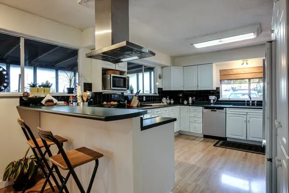 1072 Arborlynn Drive, North Vancouver For Sale - image 3