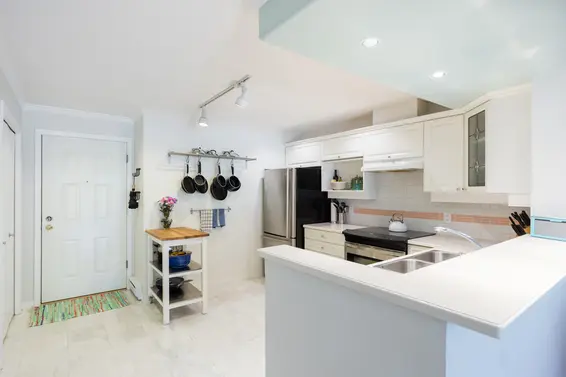 Kitchen - 506-1500 Ostler Court, North Vancouver  