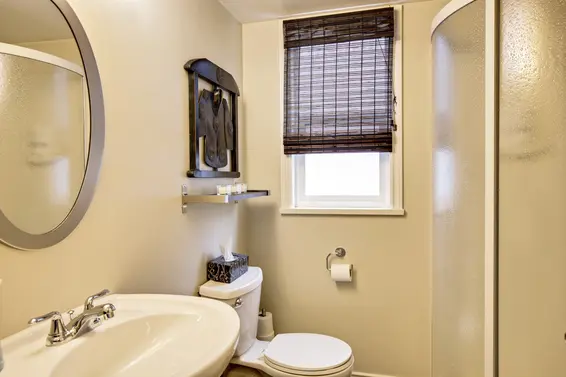 Bathroom - 2400 Weymouth Place, North Vancouver  