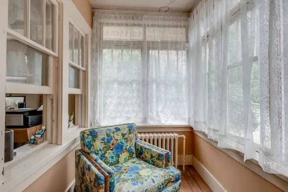 352 East 24th Street, North Vancouver - sun room 2  