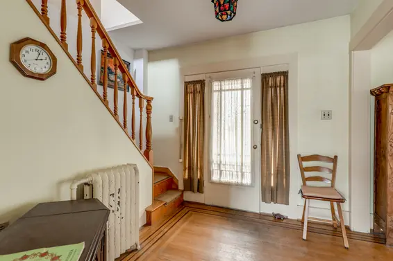 352 E 24th Street, North Vancouver - foyer  