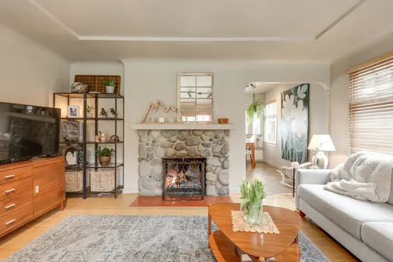 515 E 19th Street, North Vancouver - living room 3  