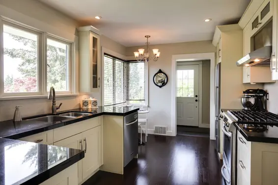 125 Carisbrooke Crescent, North Vancouver For Sale - image 13