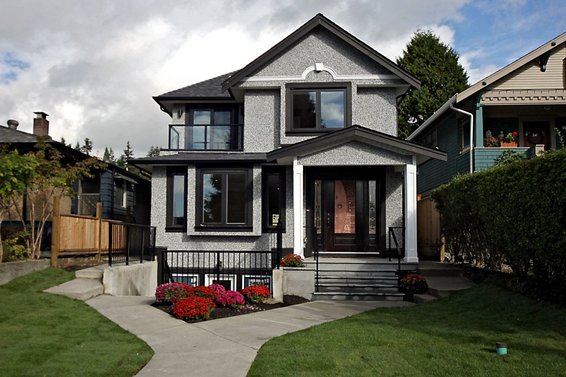 206 East 27th Street, North Vancouver