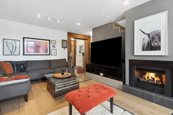 1585 Bowser Avenue, North Vancouver For Sale - image 2