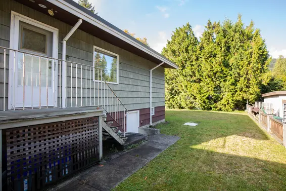Side yard - 640 East Osborne Road, North Vancouver  