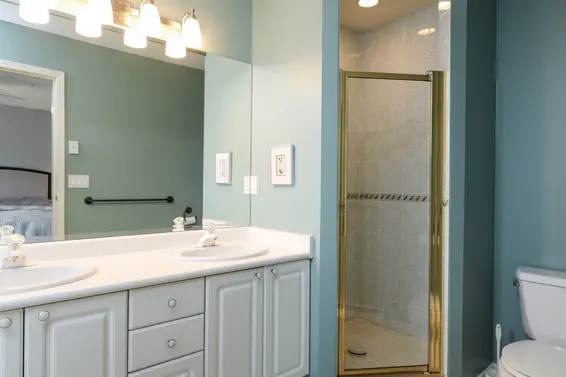 Master Ensuite - 9-251 East 11th Street  