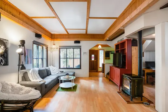 4395 Rice Lake Road, North Vancouver - Living Room  