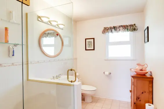 Master Ensuite - 1391 Coleman Street  