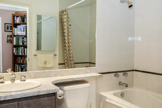 Bathroom - 5-1001 Northlands Drive  