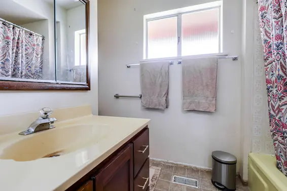 Bathroom - 640 E Osborne Road, North Vancouver  