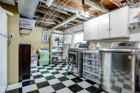 515 East 19th Street, North Vancouver - laundry room  