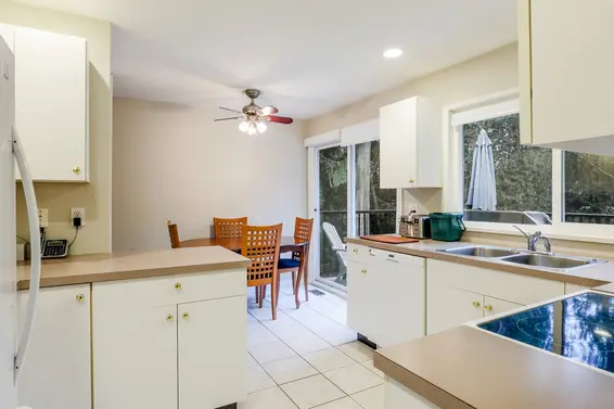 Kitchen - 4353 Ruth Crescent  