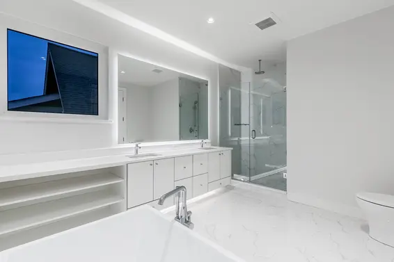 Master Ensuite - 528 East 11th Street, North Vancouver  
