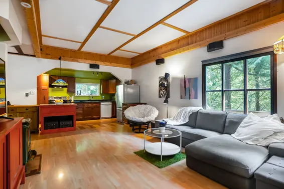 4395 Rice Lake Road, North Vancouver - Living Room  