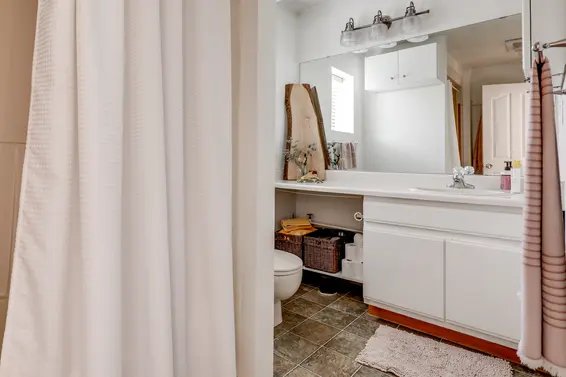515 East 19th Street, North Vancouver - suite bathroom  