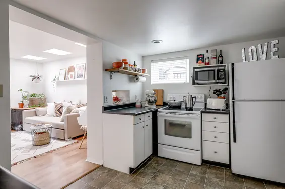 515 East 19th Street, North Vancouver - suite kitchen  