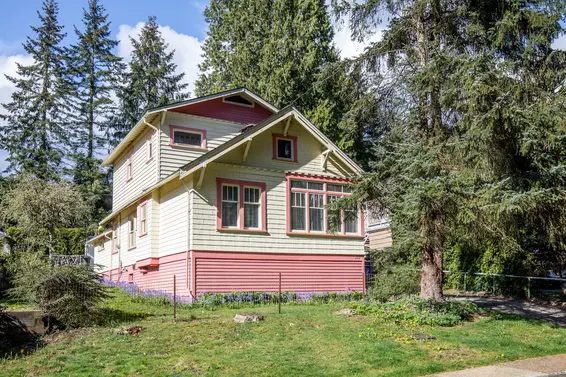 352 E 24th Street, North Vancouver - front yard  
