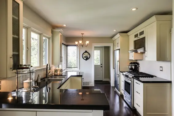 125 Carisbrooke Crescent, North Vancouver For Sale - image 12