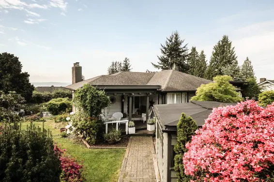 125 Carisbrooke Crescent, North Vancouver For Sale - image 1