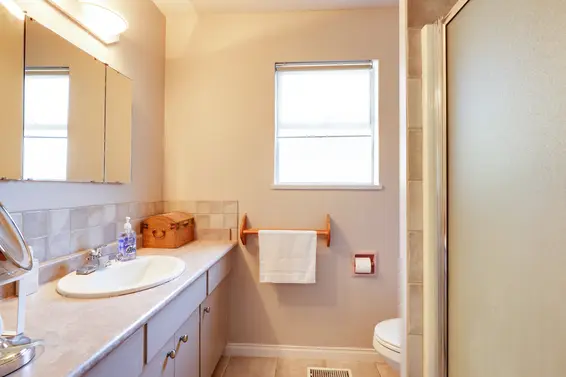 Master Ensuite - 926 East 29th Street, North Vancouver  