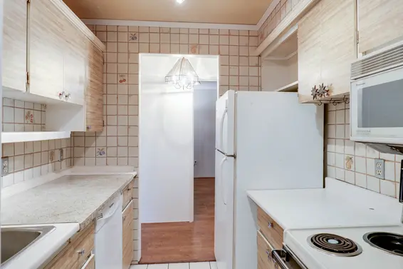 Kitchen - 309-2004 Fullerton Avenue  