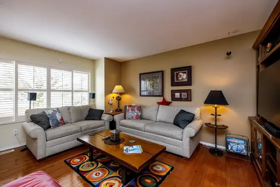 2 261 West 16th Street, North Vancouver For Sale - image 5