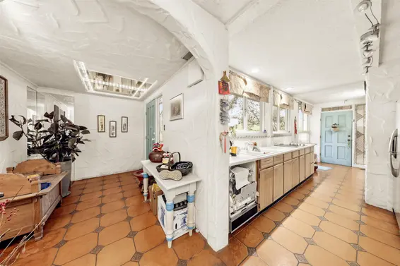 1670 Ayleslynn Drive, North Vancouver For Sale - image 4