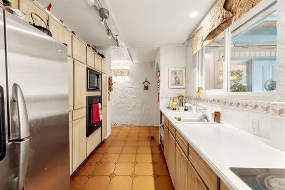 1670 Ayleslynn Drive, North Vancouver For Sale - image 6